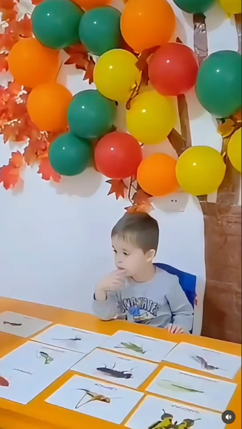 Bağçada dərs zamanı uşaqlar